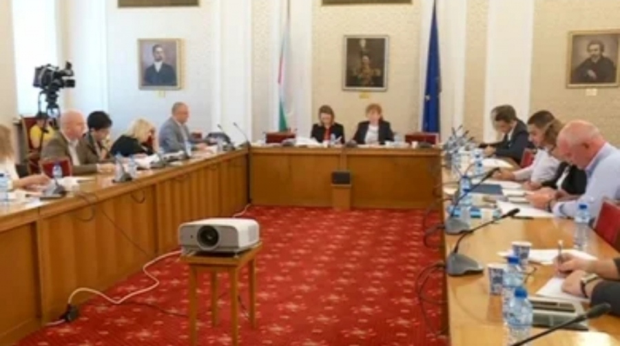 Напрежението ескалира в НС! Сблъсъци между депутатите за заплатите им