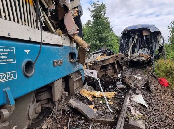 Най малко двама души са загинали няколко са в критично състояние