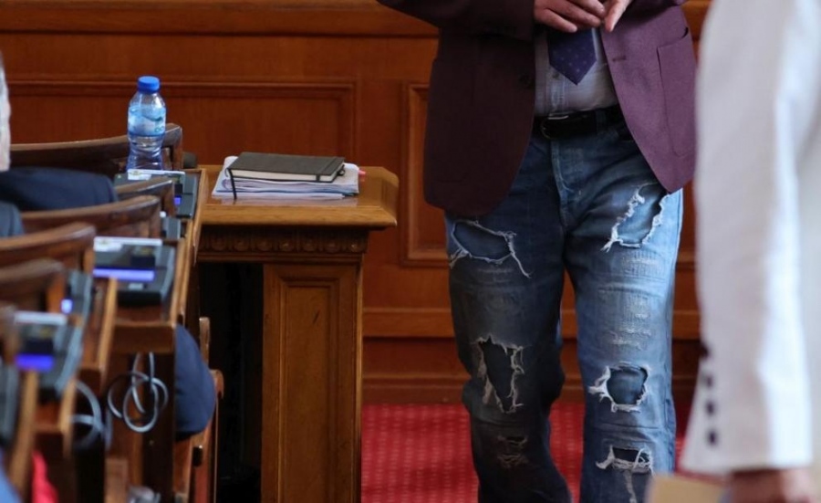 Депутат получи забележка, че носи скъсани дънки в парламента