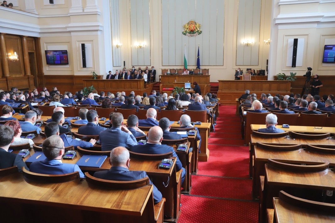 Единодушно със 174 гласа парламентът създаде Временна комисия за