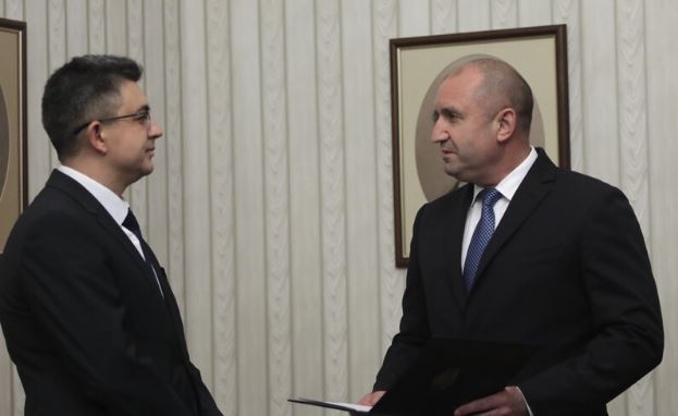 Кандидат-премиерът на „Има такъв народ” Пламен Николов връчи изпълнен мандата