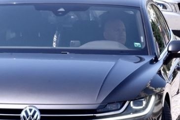 Упрекваният в социалните мрежи за небрежен външен вид зам шеф на