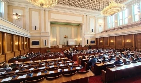 Окончателно: Парламентът одобри оттеглянето на кабинета на Има такъв народ
