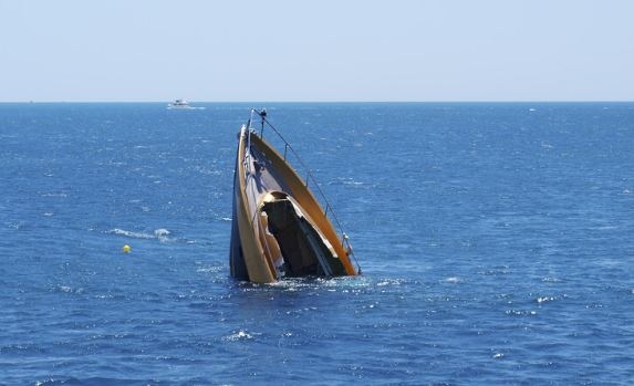 Яхта с 18 пътници на борда е потънала северозападно от гръцкия остров Милос съобщи
