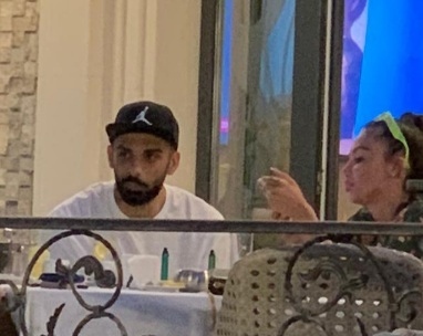 Меди и гаджето му вечерят в ресторант в Слънчев бряг