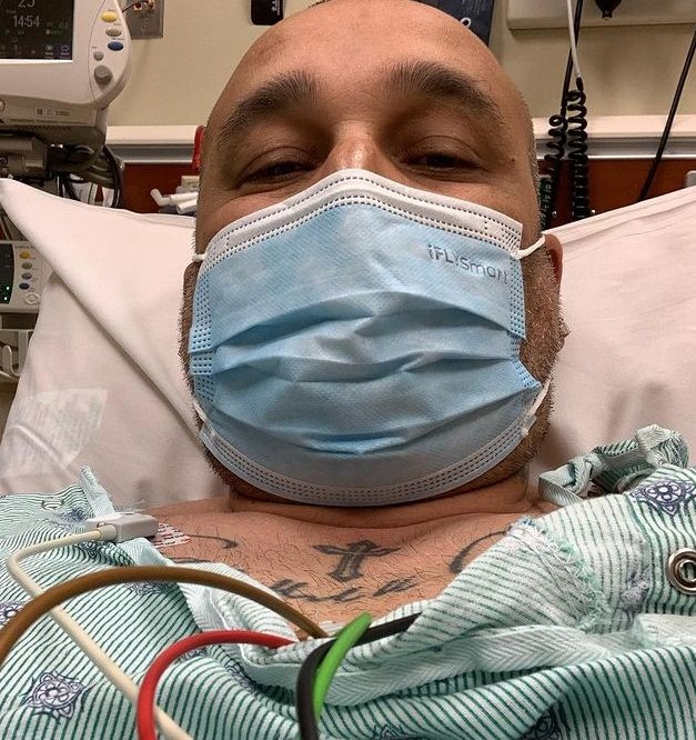 Мишо Шамара е прикован на болнично легло закачен към различни