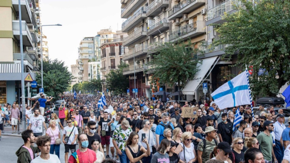 В Солун се провеждат протести срещу задължителното ваксиниране Медици и