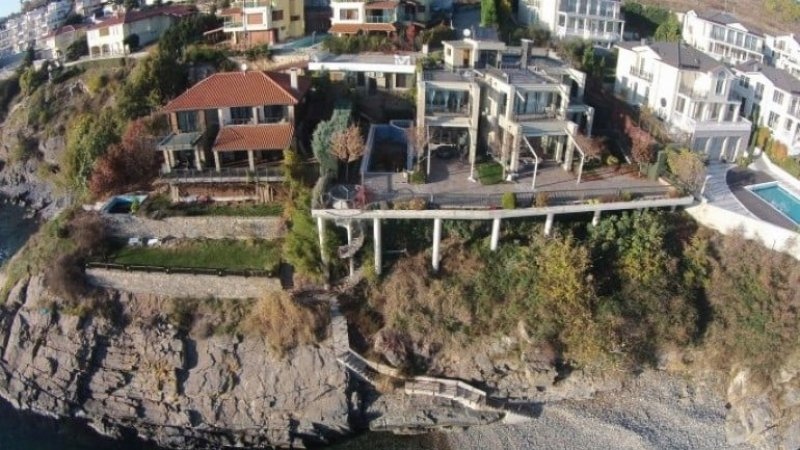 На 2 км на юг от Созопол на брега на