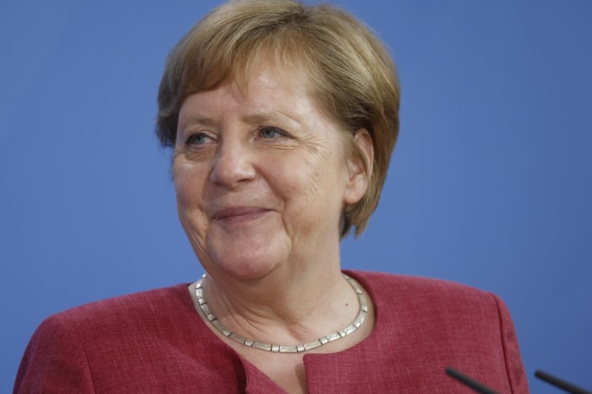 Германският канцлер Ангела Меркел ще получава месечна пенсия от близо