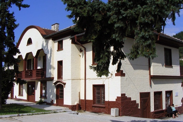 Жп гара Белово която в исторически план е била причината