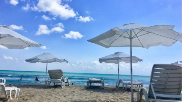 Почти един милион българи не могат да си позволят лятна