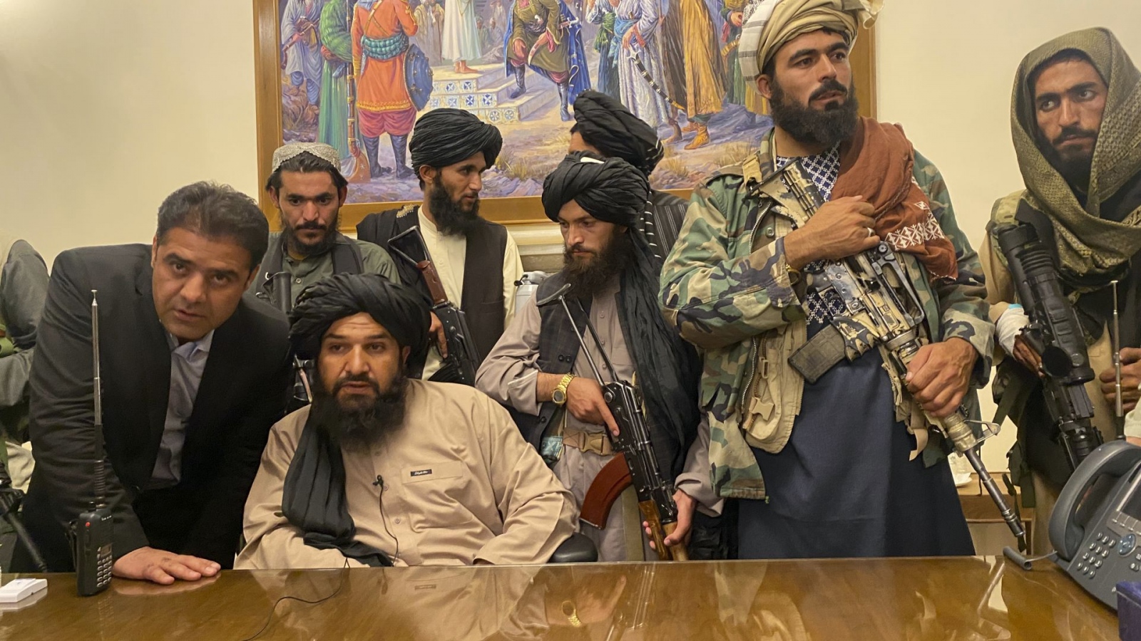 Талибанските бойци са превзели и президентския дворец в столицата Кабул