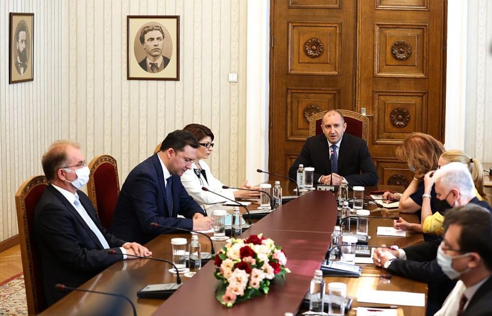 На Дондуков 2 днес държавният глава Румен Радев провежда серия