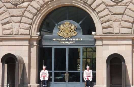 Пореден горещ политически ден Започнаха консултациите при президента преди връчването