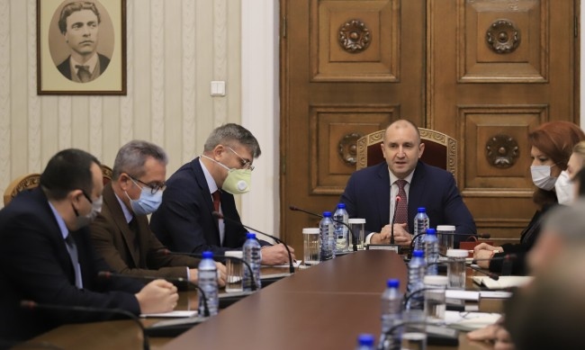 Продължават новите консултации при президента Румен Радев за връчване на