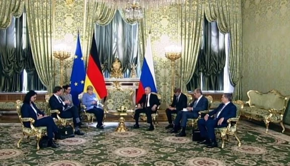 Конфузно: Телефонът на Меркел звъня по време на разговора с Путин (ВИДЕО)