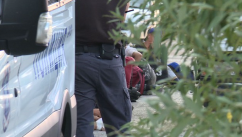 Полицията проверява камион с нелегални чужденци под платнището Камионът е