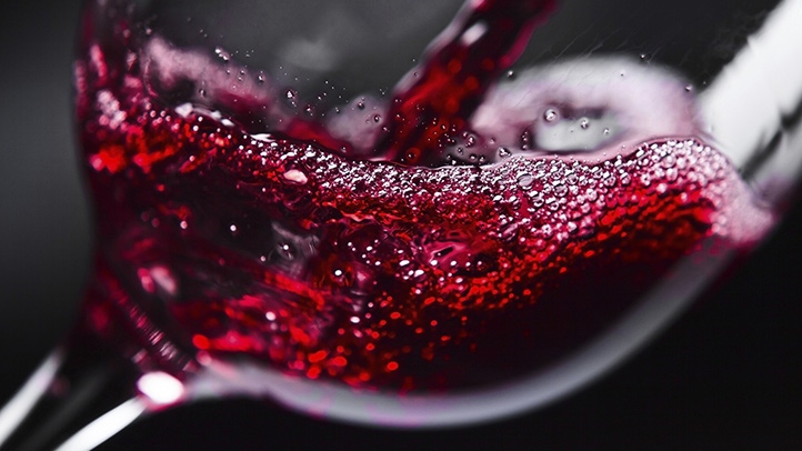 Учени установиха че три чаши по 125 мл червено вино
