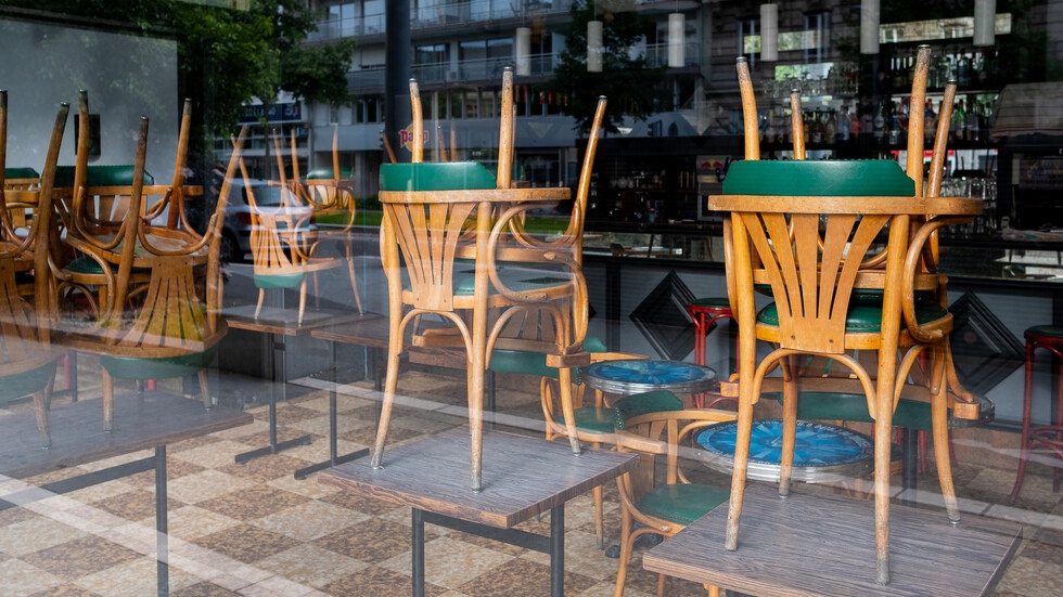 Собствениците на заведения настояха здравният министър да им разреши да