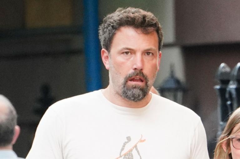 Бен Афлек е бил забелязан да търси годежни пръстени в