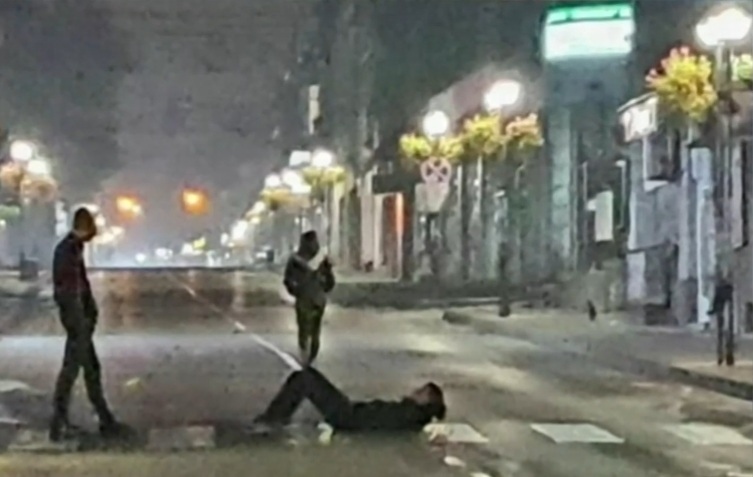 Нова опасна мода Деца лягат на пешеходни пътеки пред автомобили