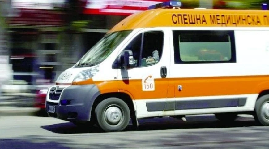 Кола блъсна две момичета на спирка във Враца