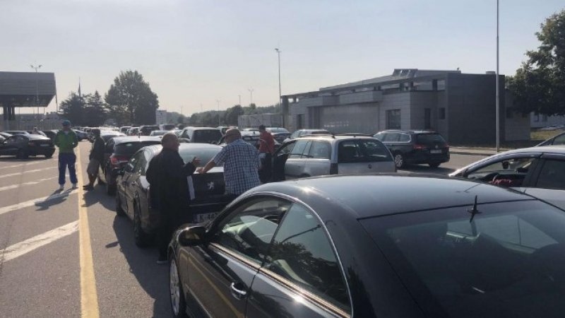 Между 6 и 10 часа отнема чакането на влизане в