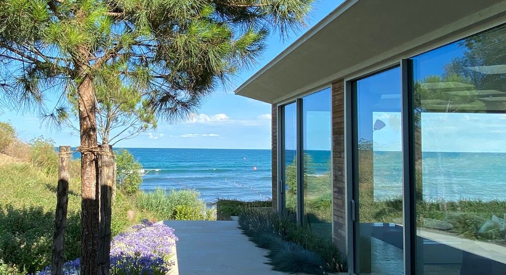 Тузарски бунгала са новият хит на плажа в Иракли Една