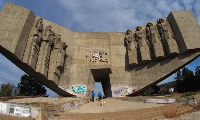 TikTok опасна мода: Младежи се качват на върха на паметник във Варна