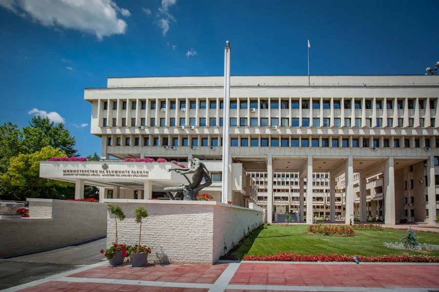МВнР извика посланика на Скопие заради отстранено българско знаме