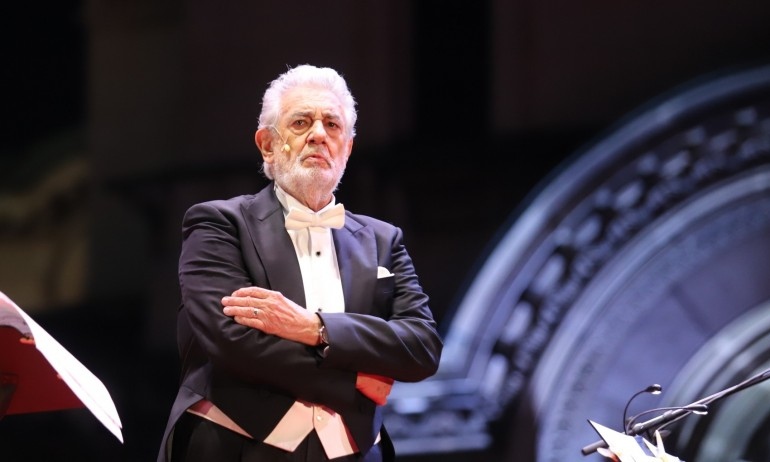 С 15 минути закъснение се появиха Румен и Десислава Радеви