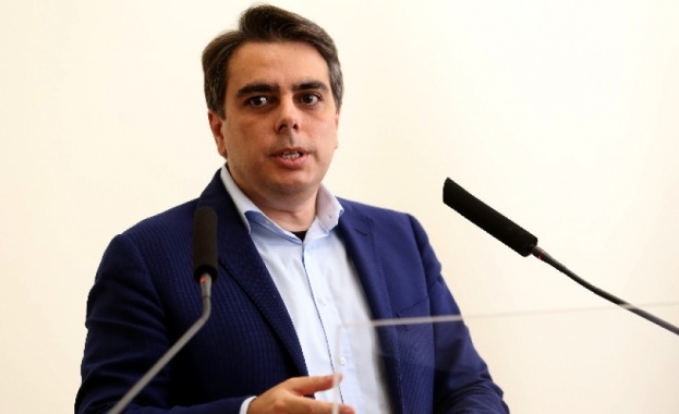 Докато съм министър на финансите няма да участвам в политически