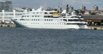 Яхта за 75 милиона долара акостира на Морска гара - Варна
