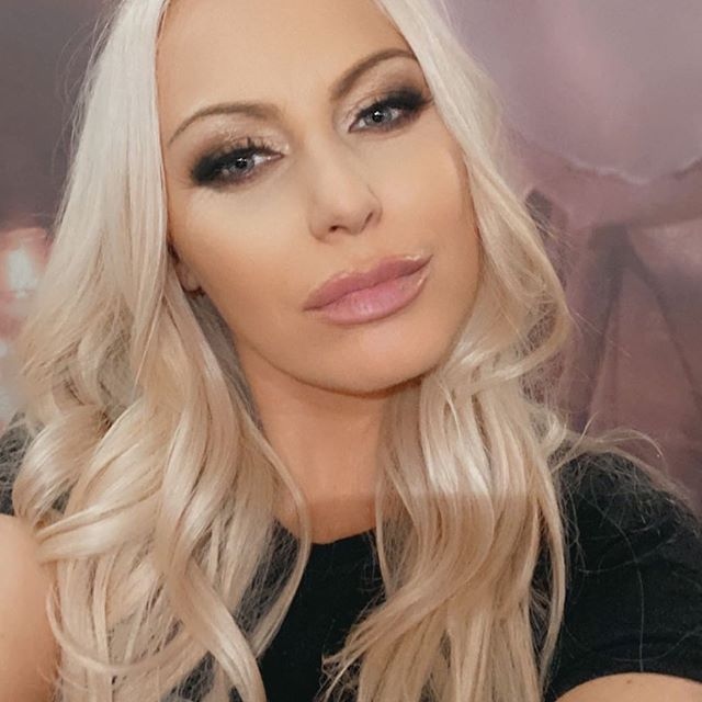 Хитовата певица Камелия прехвърли 50 те и започна ударно да залита