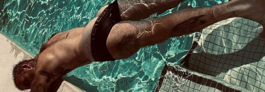 Дейвид Бекъм по дупе! Вики се похвали с прелестите на любимия