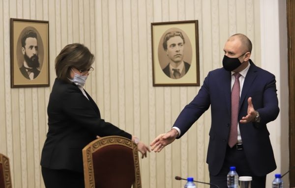 Председателят на БСП Корнелия Нинова върна третия проучвателен мандат на