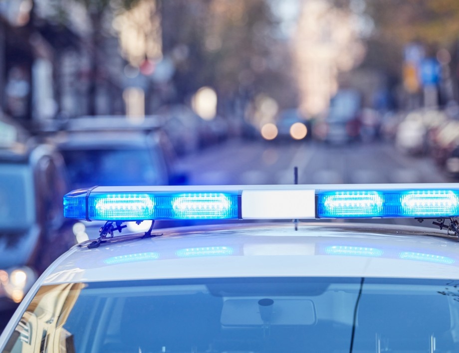 Поне един човек е ранен след нападение с нож в