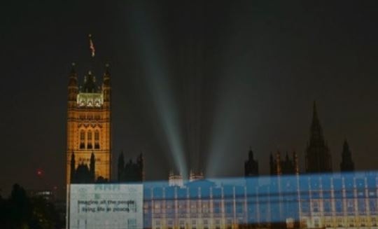 С прожекции върху сгради по цял свят на текста от