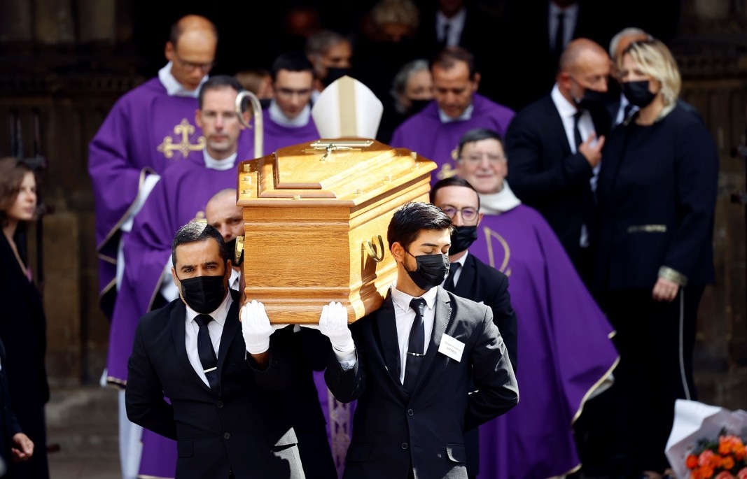 Аплодисменти съпътстваха обявената в тесен кръг църковна церемония с която