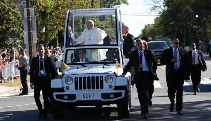 Страшен скандал предизвика подготовката за посещението на папа Франциск в