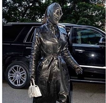 Ким Кардашиян шокира с вида си в събота когато пристигна