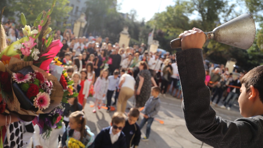 Българското училище не е само храм на знанието Това е