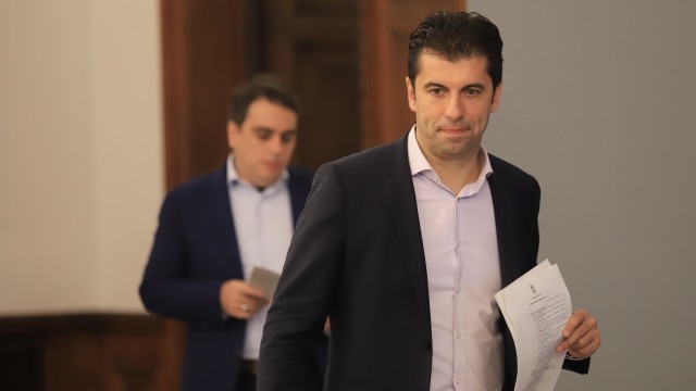 Дaниeлa Вeзиeвa и Вaлeри Вeлчeв зaмecтвaт Кирил Пeткoв и Aceн