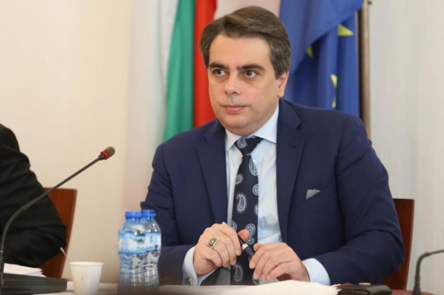 Асен Василев: България не е бедна, а безобразно крадена