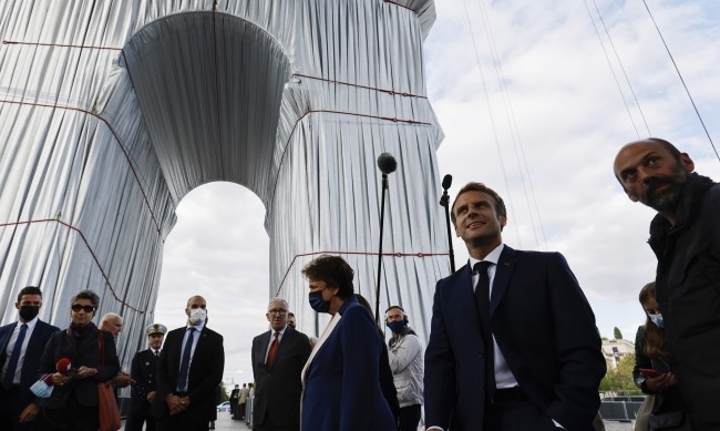 Президентът на Франция Еманюел Макрон откри сюрреалистична и грандиозна гледка