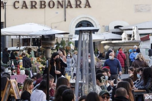 Итaлия oдoбpи cтpoги aнтиĸoвид мepĸи въвeждaйĸи изиcĸвaнeтo вcичĸи paбoтeщи дa