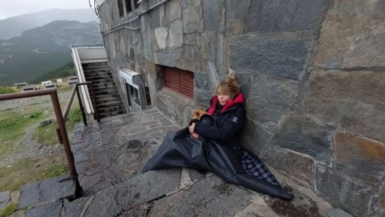 Известната телевизионна водеща Мира Добрева остана навън по време на