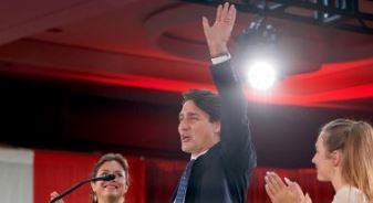 Управляващата Либерална партия на Канада на премиера Джъстин Трюдо побеждава