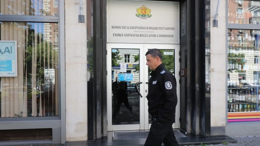 ДАНС и МВР влязоха в КЕВР (СНИМКИ)