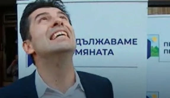 Заляха Кирил Петков с вода в Пловдив (ВИДЕО)